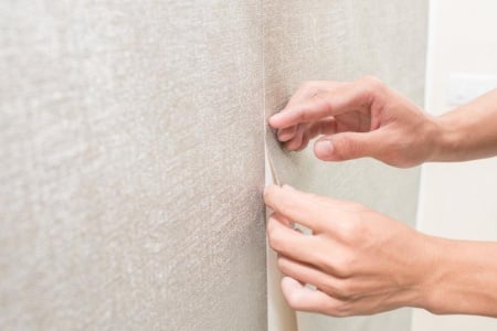 Pose de papier peint, les astuces pour un résultat impeccable chez vous