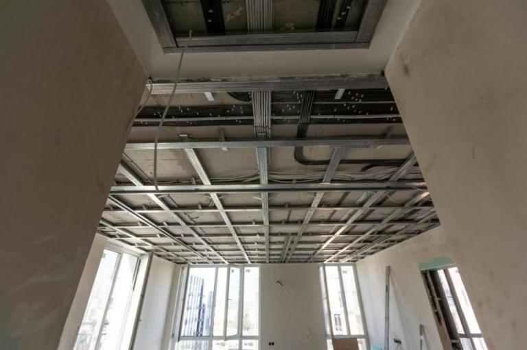 Pose de faux-plafond : comment garantir un résultat professionnel et durable